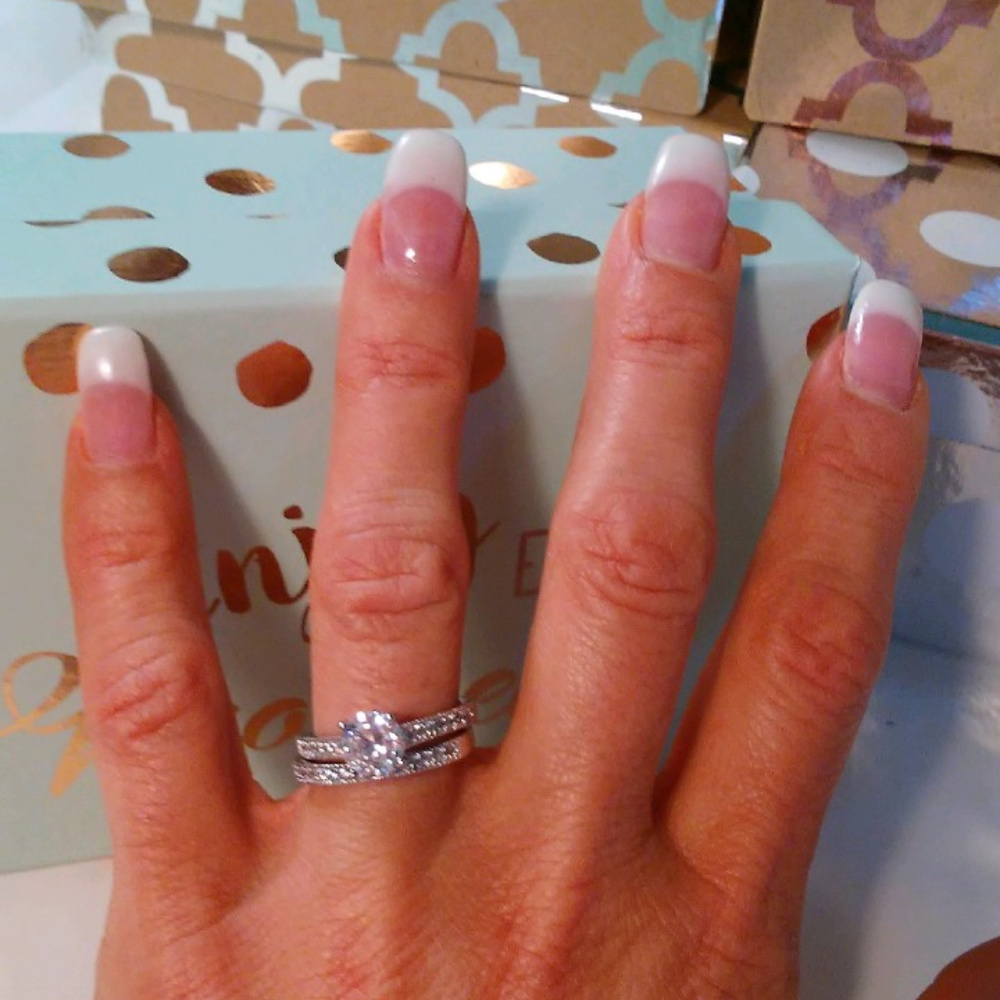 Simulated Diamonds Wedding Engagement Wedding Set Round Ring - Picture 5 of 11